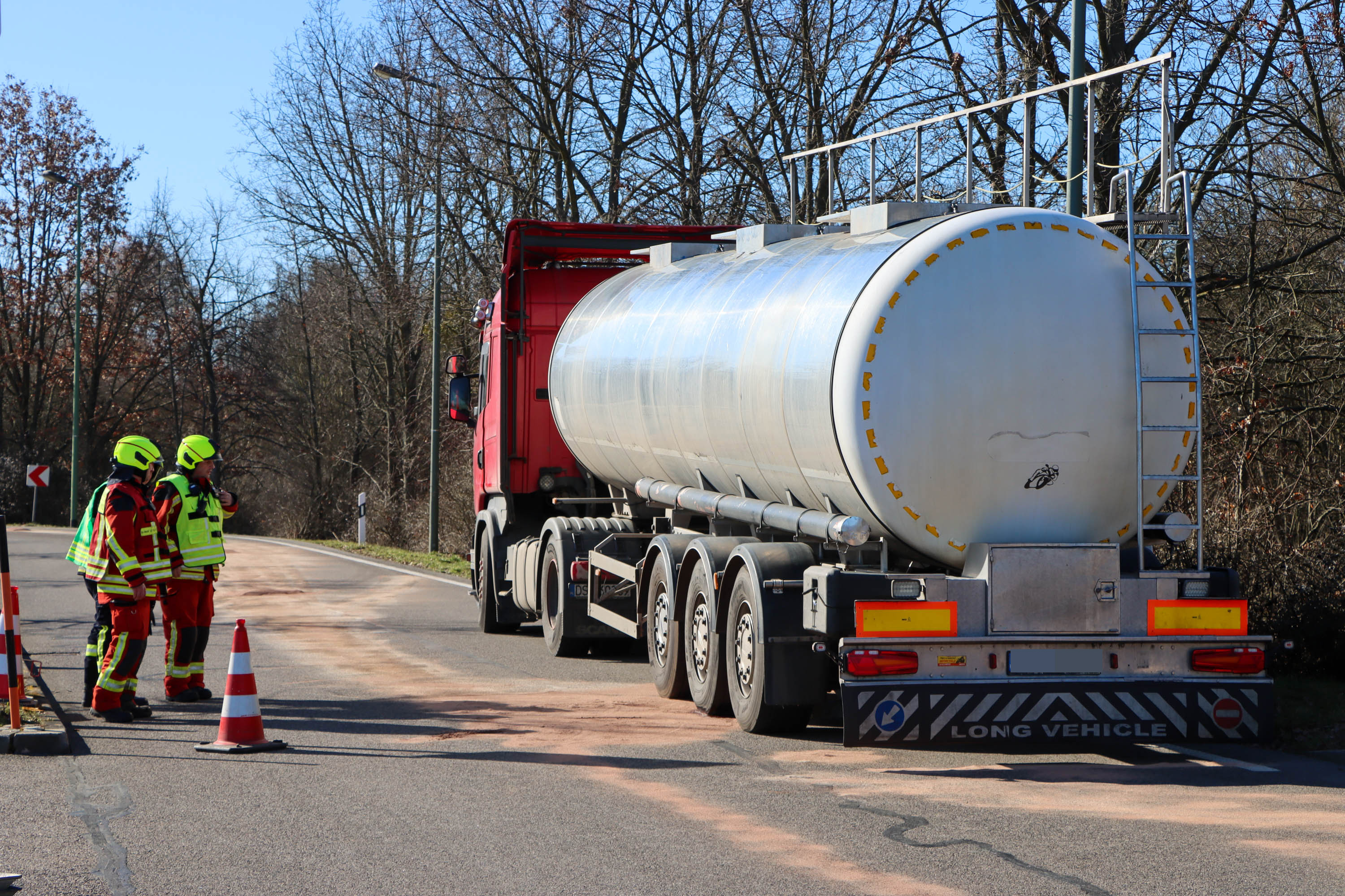 Gefahrguteinsatz am Parkplatz „Freienhufener Eck“ – LKW verliert Glycerin