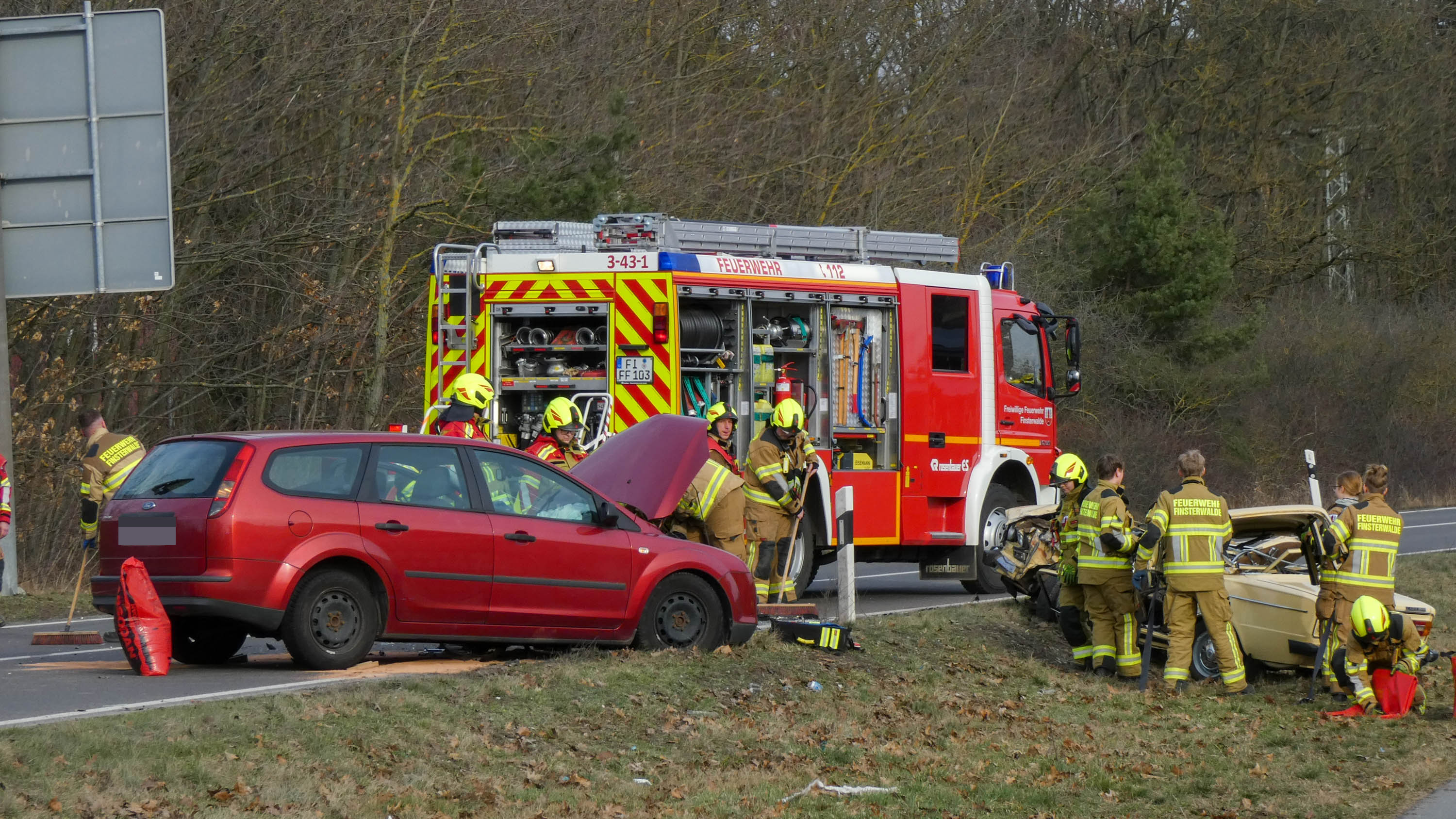 Schwerer Verkehrsunfall auf der B96 – Person aus Fahrzeug befreit