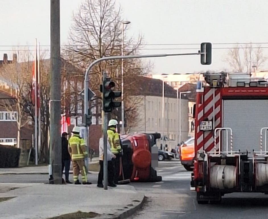 Zwei Verletzte bei Verkehrsunfall – Auto kippt auf die Seite