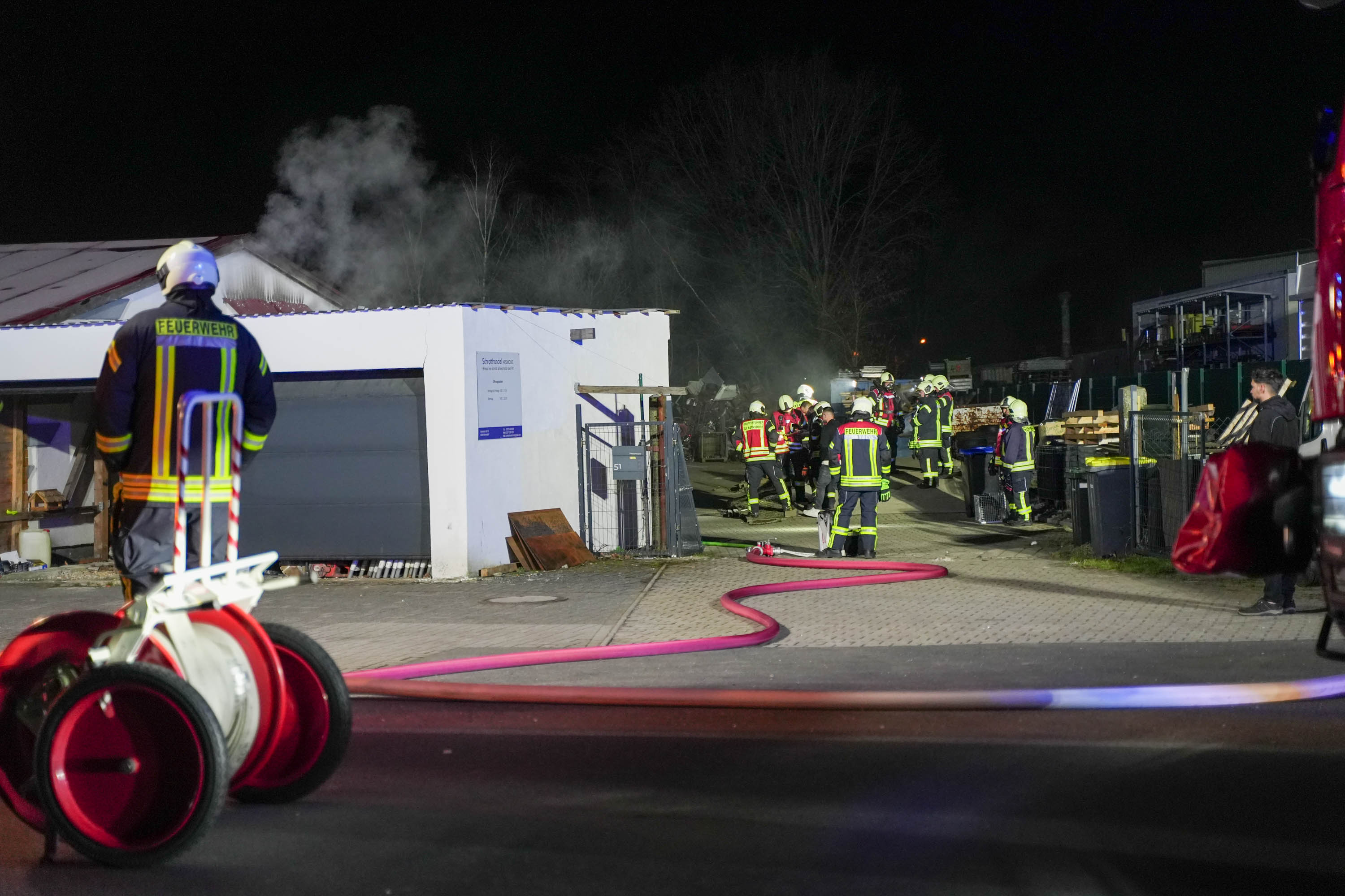 Bernsdorf: Brand im Heizungskeller - Feuer bei Schrotthandel schnell unter Kontrolle