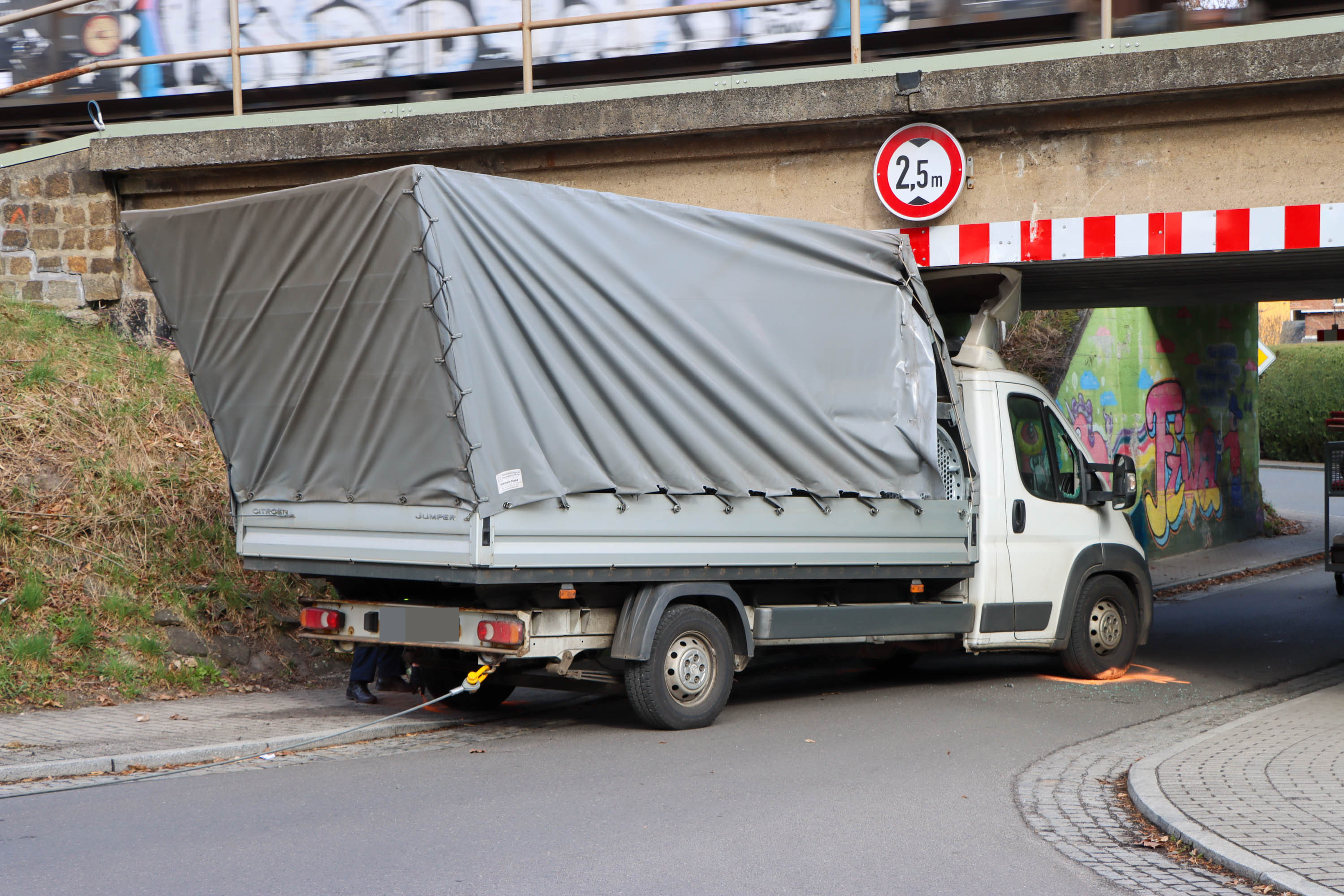 Finsterwalde – Transporter prallt gegen Bahnbrücke: Fahrer bewusstlos