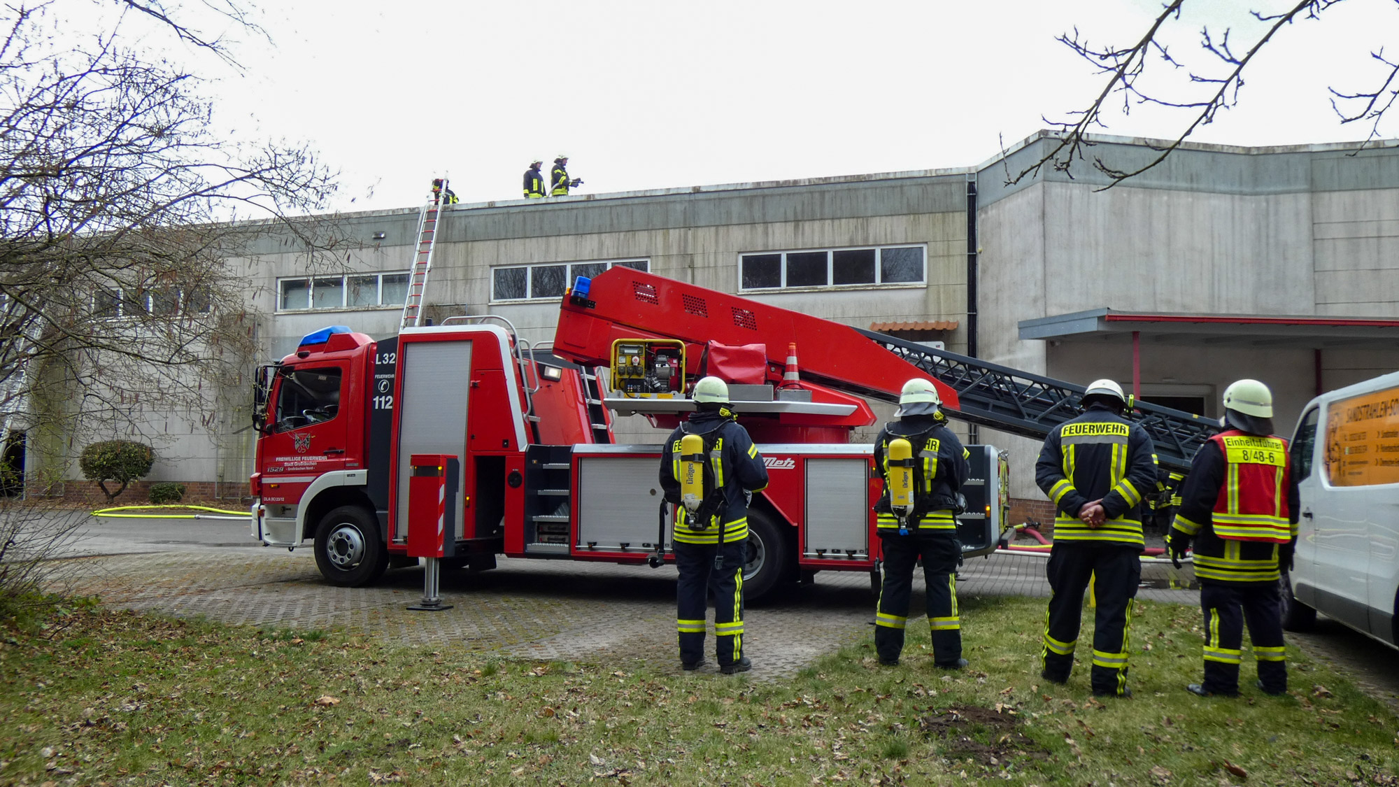 Brand auf Geschäftsdach in Massen – Feuerwehr verhindert größere Ausbreitung
