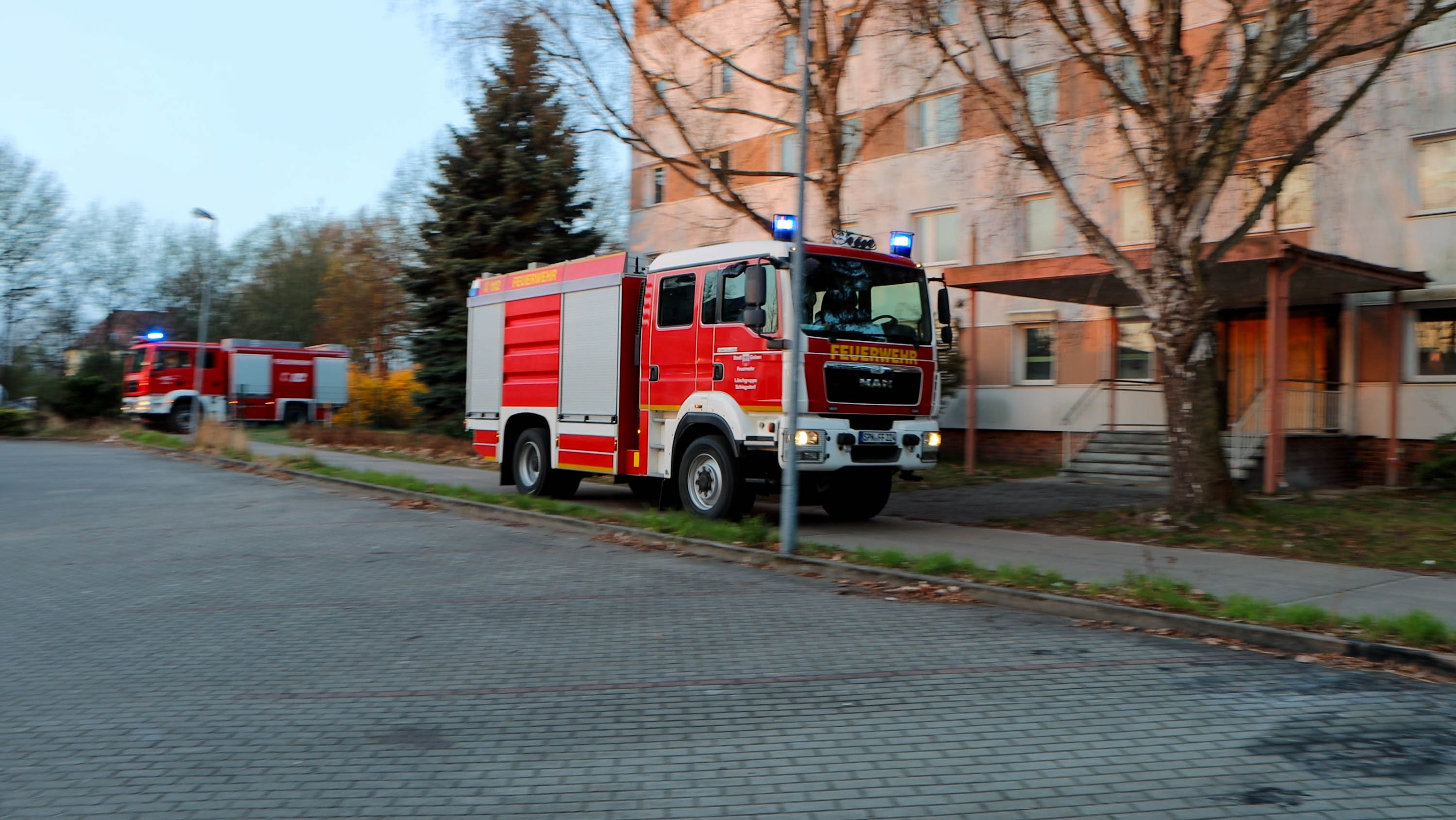 Großeinsatz bei Wohnungsbrand in Guben – 69 Bewohner evakuiert und betreut