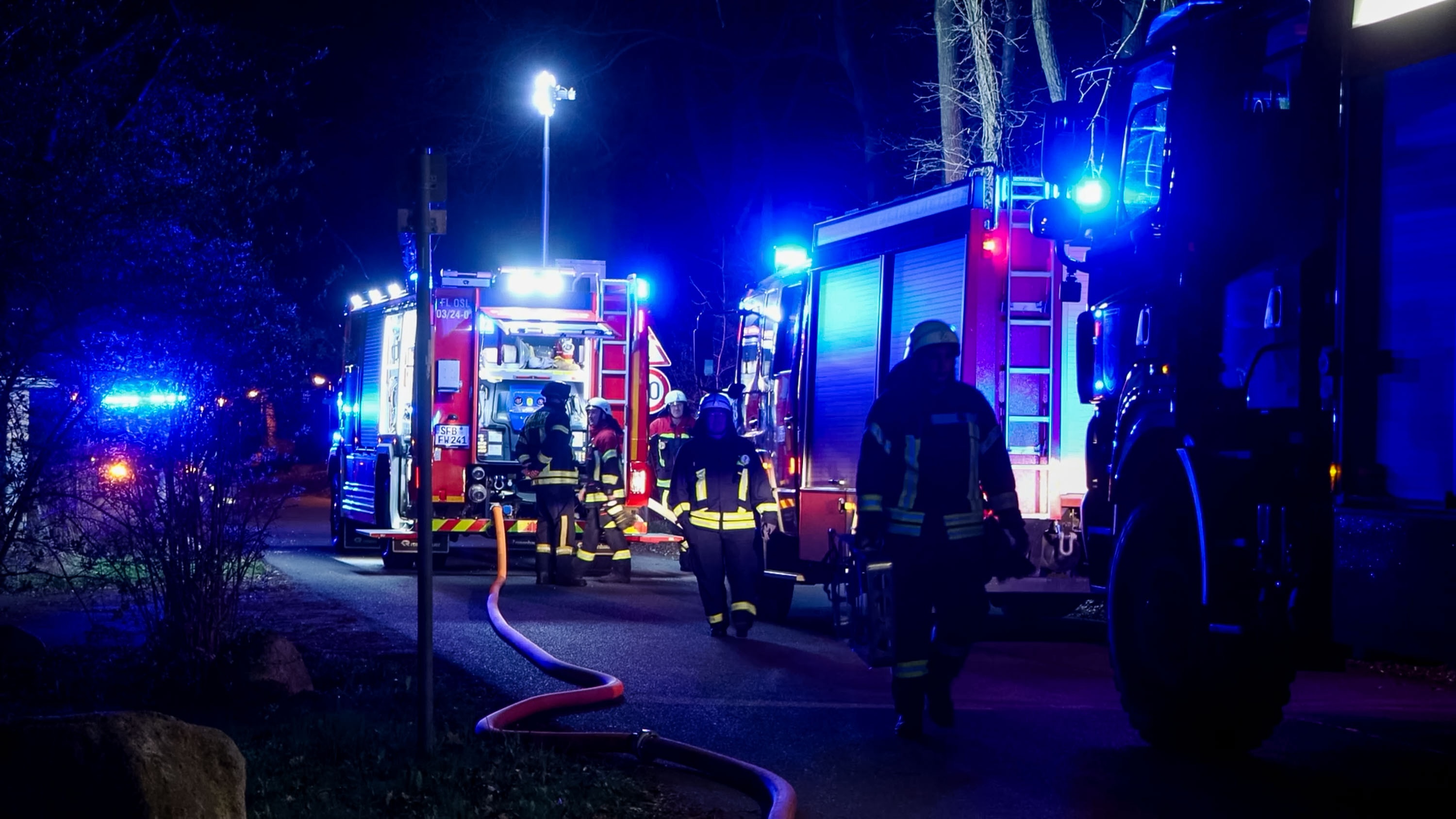 Waldbrand in Senftenberg: Feuer breitet sich in den Abendstunden auf 2000qm aus