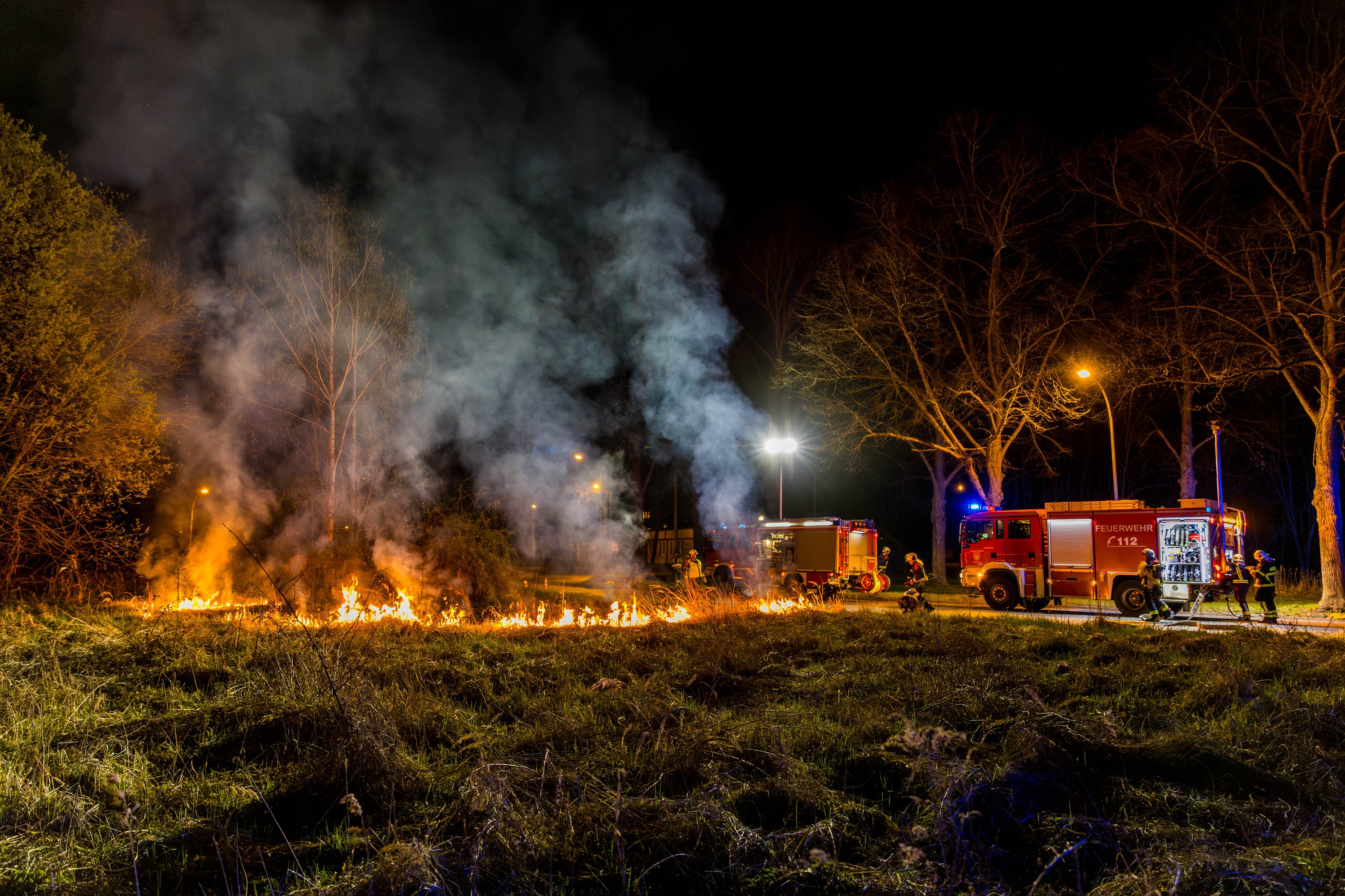 Vegetationsbrand trotz Regenfällen - Feuerwehr kann Flammen im Stadtgebiet Forst eindämmen