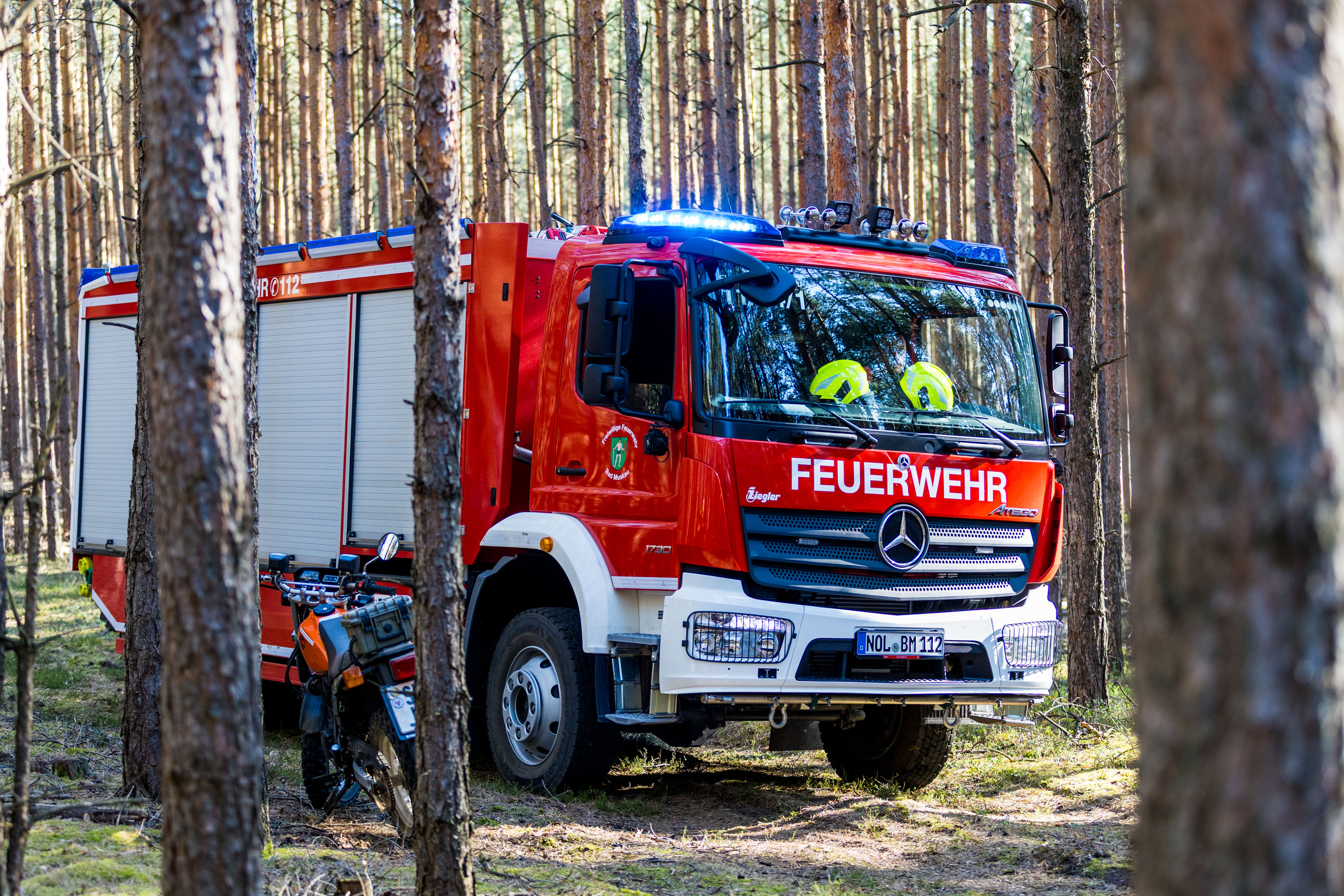 Waldbrand breitet sich auf 3000qm aus - Sächsische Feuerwehren unterstützen Brandenburger Einsatzkräfte gegen die Flammen