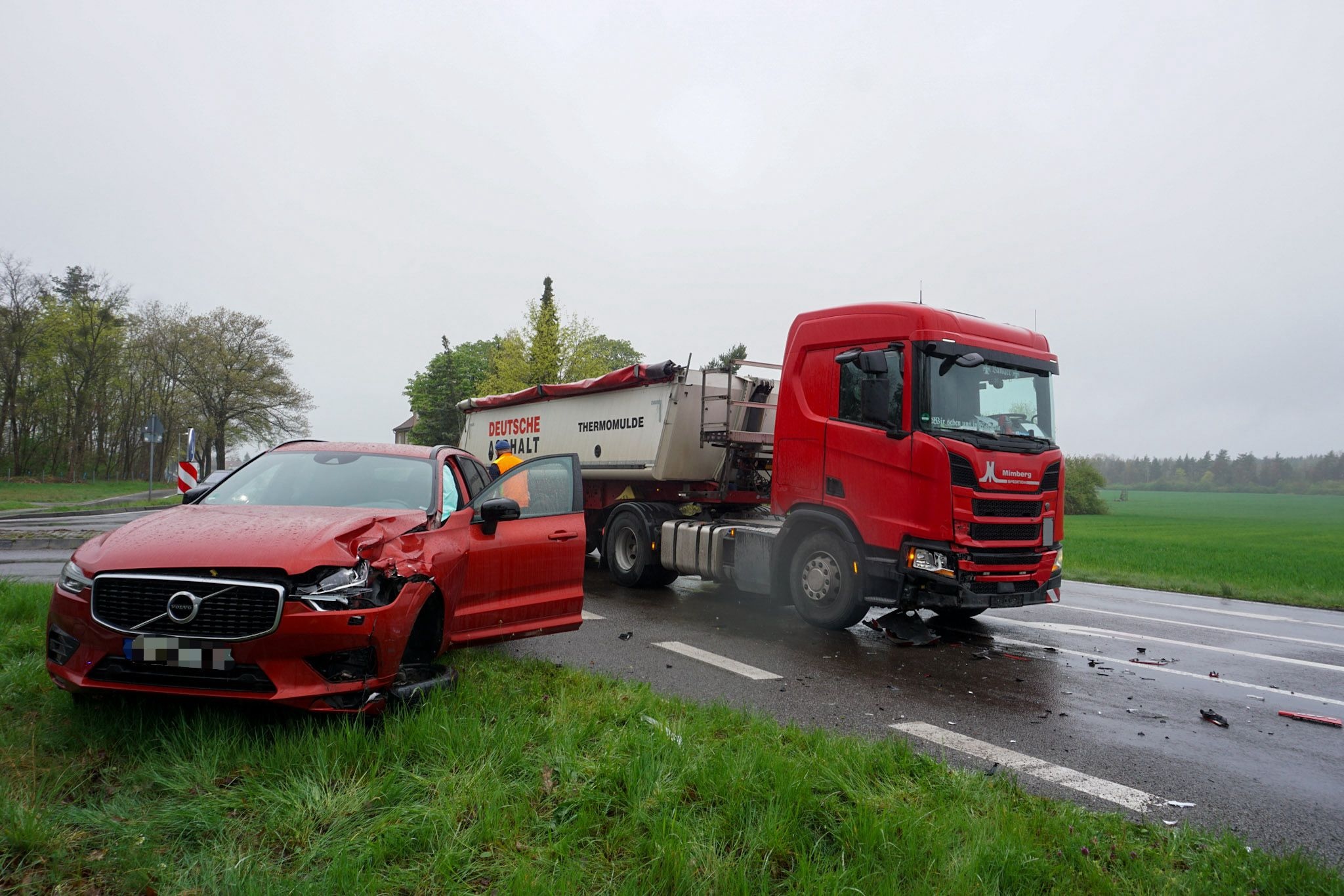 Vorfahrtsunfall in Lauta: Pkw kollidiert mit Lkw im Kreuzungsbereich der B96
