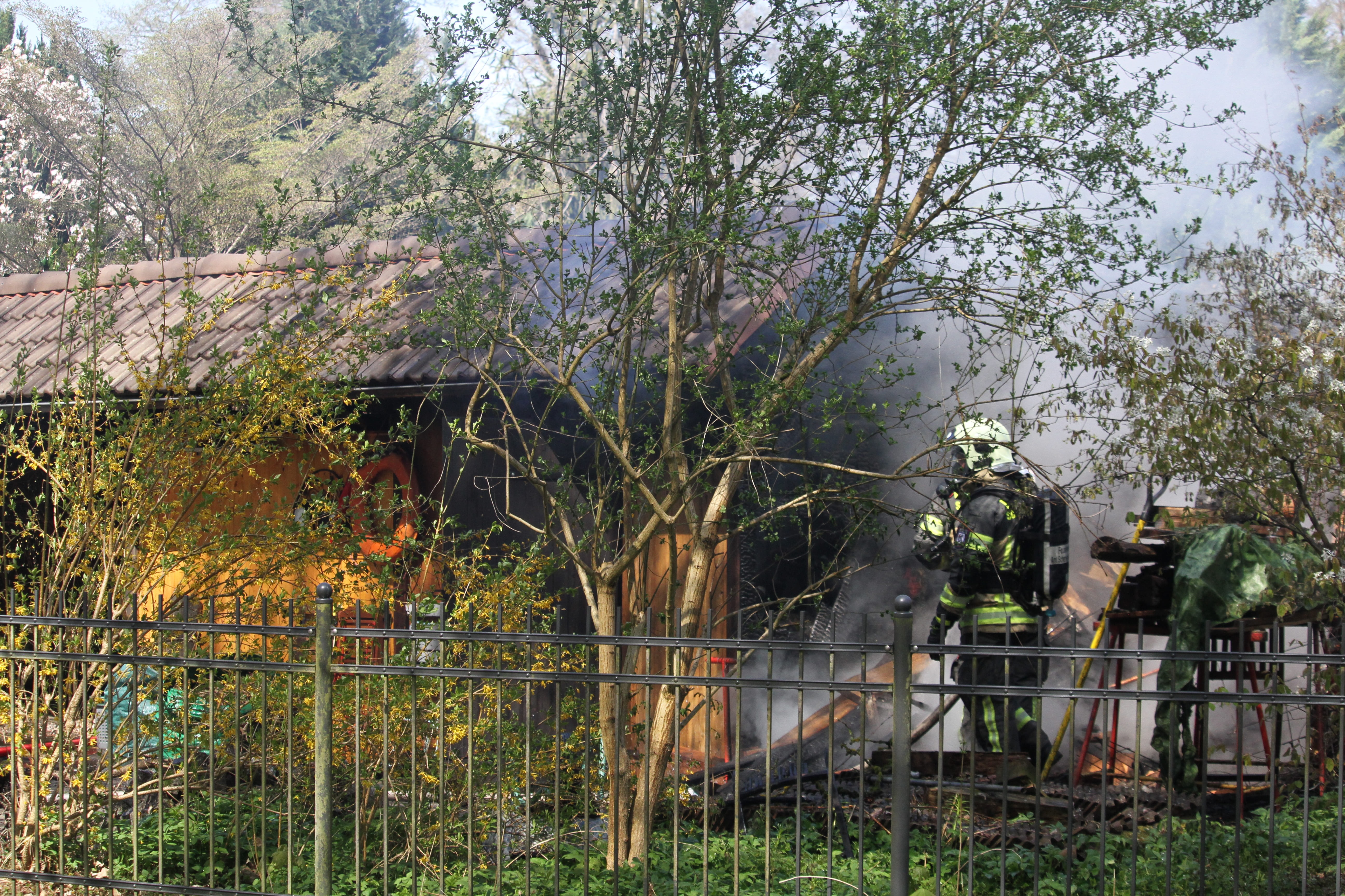 Schuppen in Vollbrand: Flammen greifen um sich – Pkw schwer beschädigt