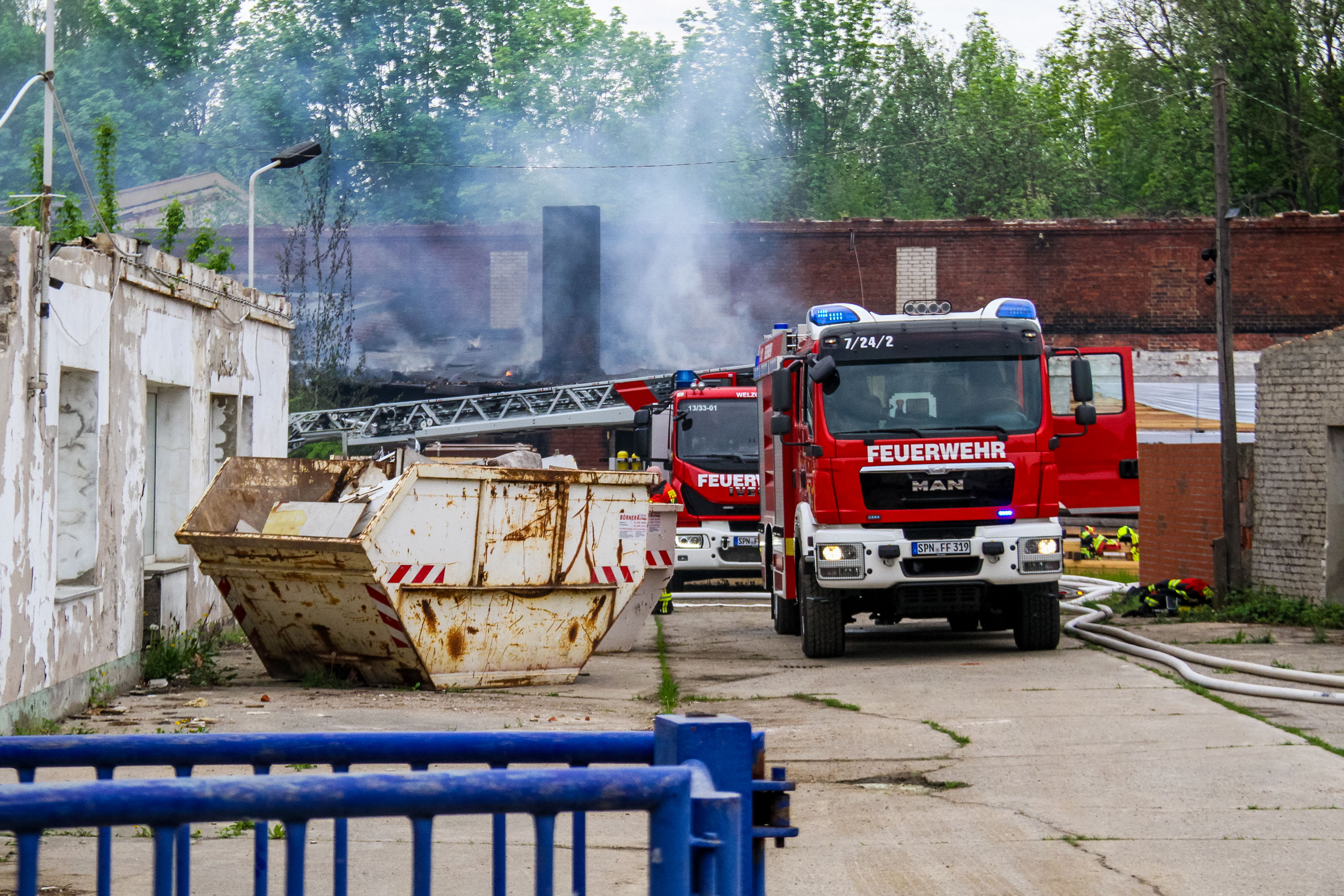 Dichter Rauch von Firmengelände in Neupetershain: Nebengebäude und Dachpappe stehen in Brand - Feuerwehr stundenlang im Einsatz