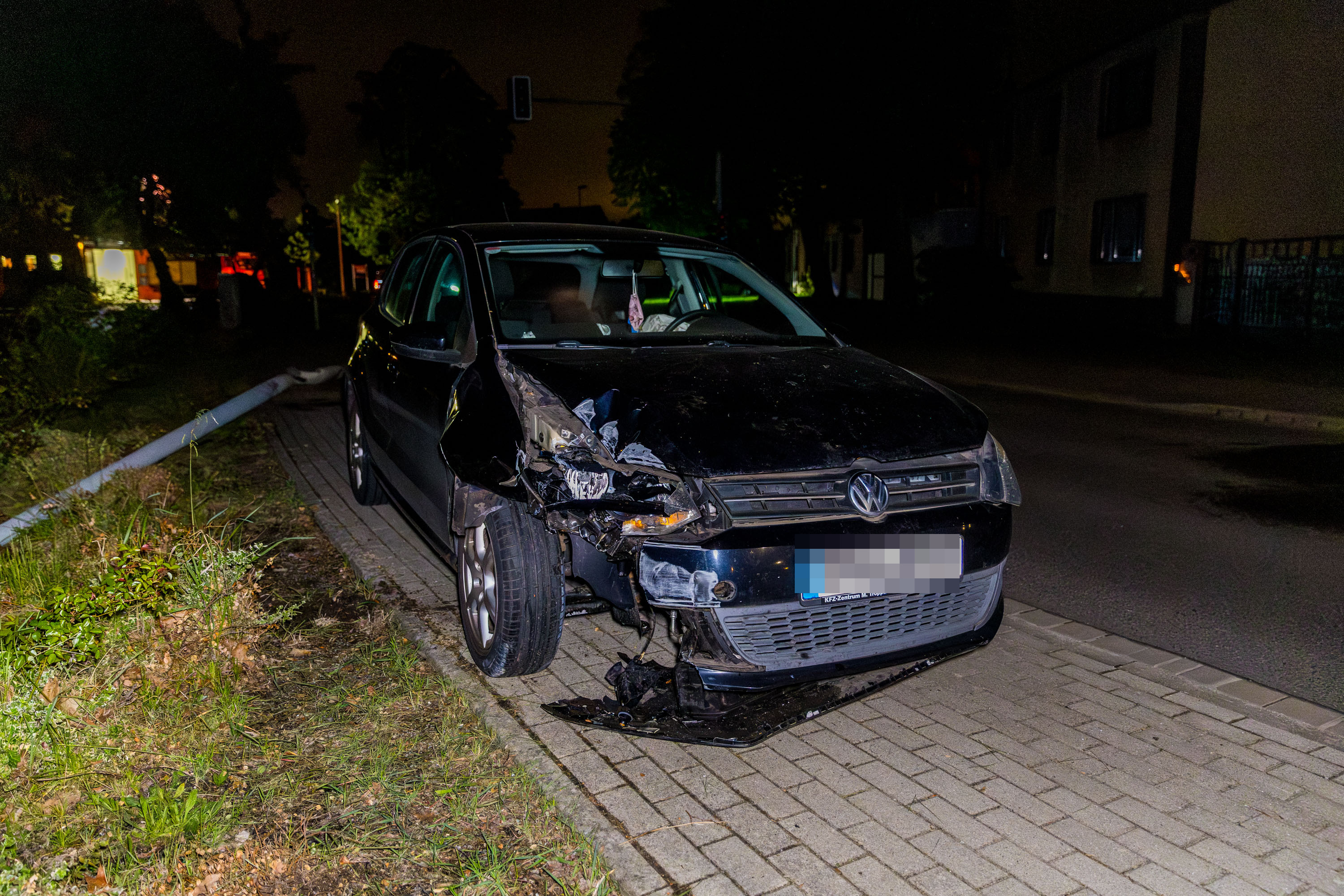 Volle Wucht gegen die Laterne – Sielow versinkt nach Crash im Dunkel: PKW rast auf Fußweg und bringt Straßenlaterne zum Sturz