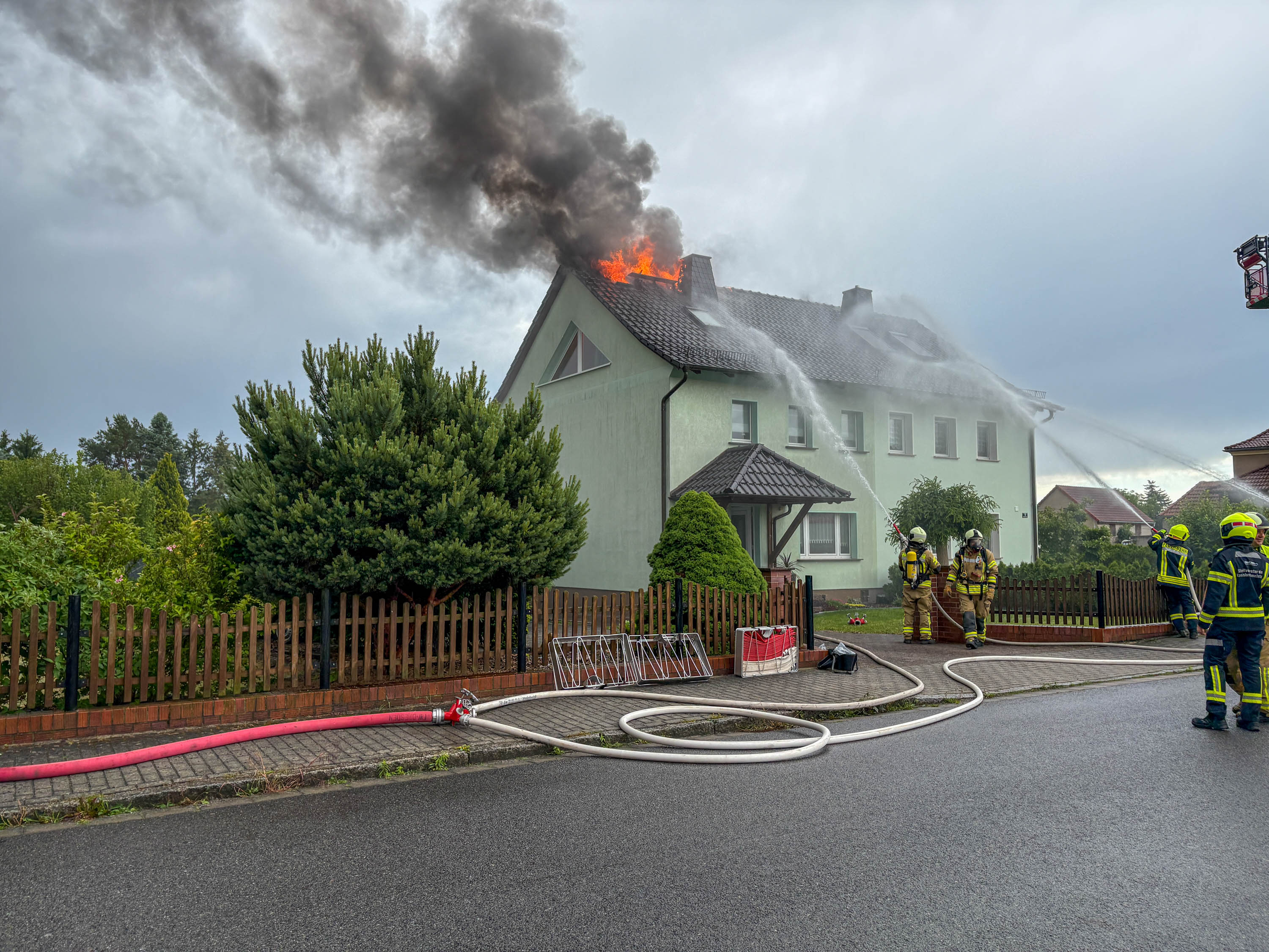 Blitzschlag setzt Dachstuhl in Lauta in Brand