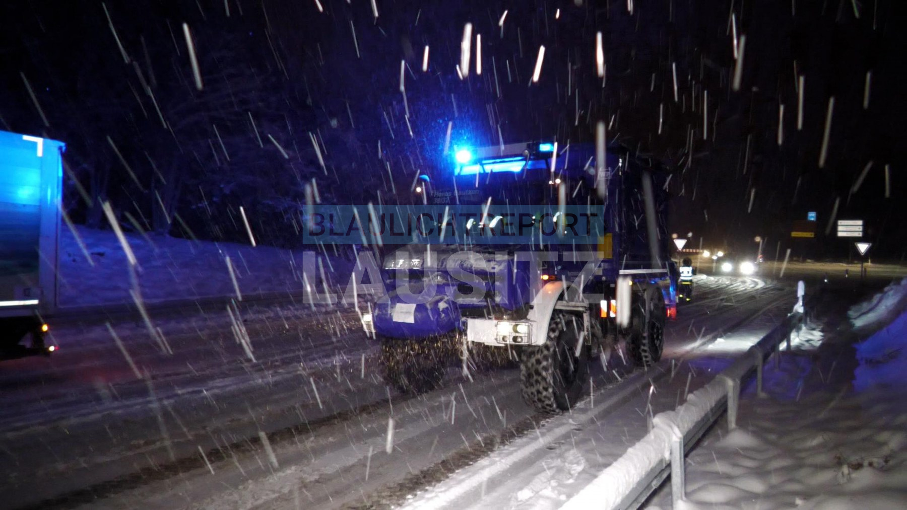 Schneefall in Ostsachsen f¸hrt zu glatten Straﬂen - LKW kommt auf der A4 von der Fahrbahn ab und landet im Graben - Feuerwehreinsatz!
