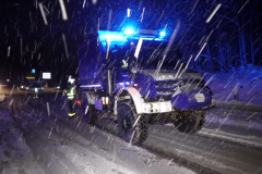 Schneefall in Ostsachsen f¸hrt zu glatten Straﬂen - LKW kommt auf der A4 von der Fahrbahn ab und landet im Graben - Feuerwehreinsatz!