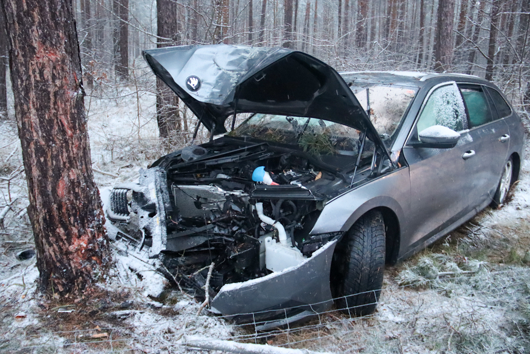 Bundesautobahn 13: PKW Fahrer kommt von winterlicher Fahrbahn ab und ...